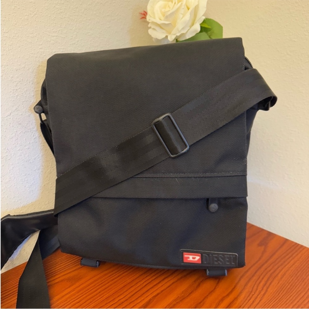 Vintage Black Y2K Diesel Messenger / Crossbody Bag W/Shoulder Strap